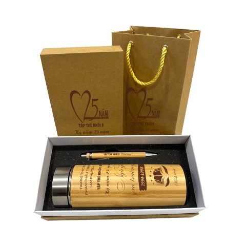 Bộ quà tặng VIP khách hàng gồm bình giữ nhiệt và bút ký tinh tế, vật phẩm hữu ích cho đối tác