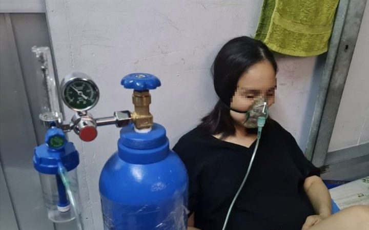 Người bệnh sử dụng máy thở oxy tại nhà để hỗ trợ hô hấp