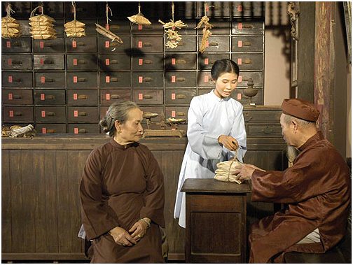 Các loại thuốc bắc khô được bó thành từng gói sẵn sàng sử dụng