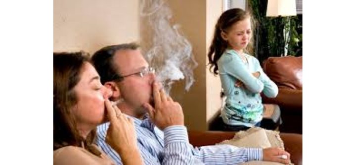 Người phụ nữ và trẻ em hít phải khói thuốc lá thụ động