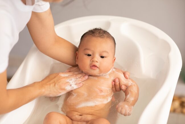 Sốt Có Nên Tắm Không? Hướng Dẫn Chăm Sóc Đúng Cách Từ Chuyên Gia