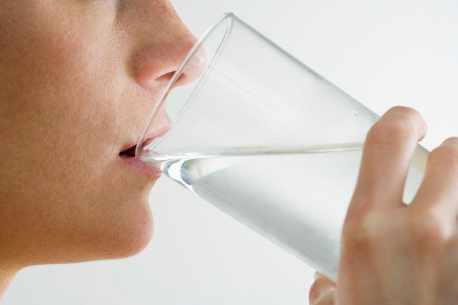 Uống nước đường hỗ trợ người bị tụt huyết áp cải thiện tình trạng