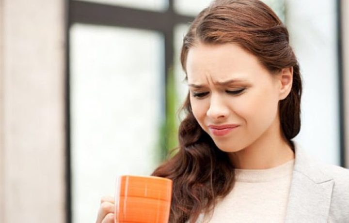 Người bệnh uống thuốc kháng sinh bị đắng miệng phải uống thêm nước