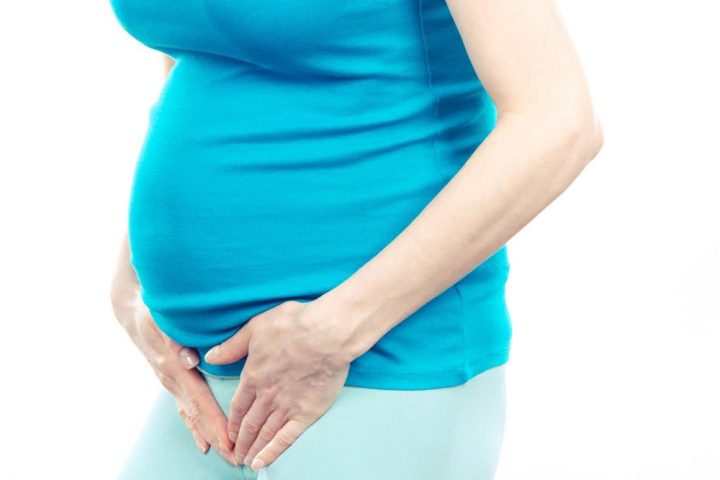 Hình ảnh một phụ nữ mang thai đang lo lắng, minh họa tình trạng viêm phụ khoa khi mang thai