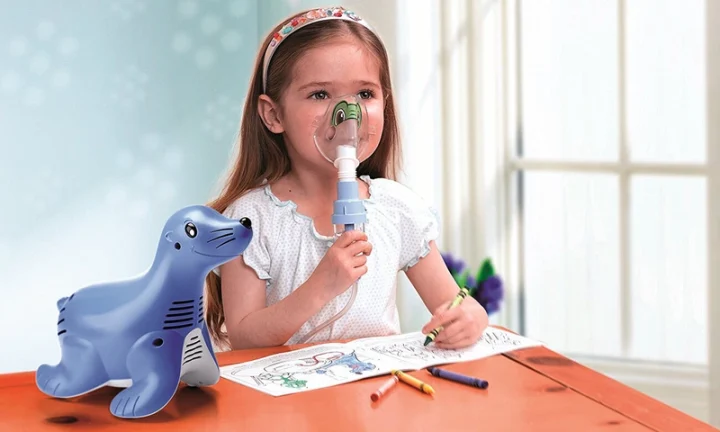 Cha mẹ chuẩn bị nước muối sinh lý để xông mũi cho bé