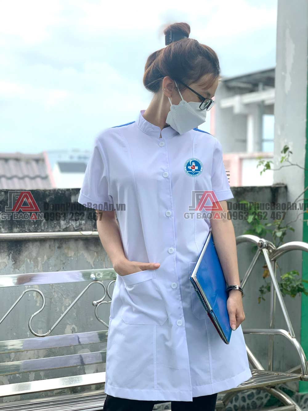 Áo Blouse Nam: Trang Phục Chuẩn Mực Trong Y Tế Hiện Đại