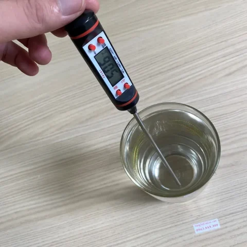 Hình ảnh một cây nhiệt kế hồng ngoại kỹ thuật số dùng để đo thân nhiệt từ xa