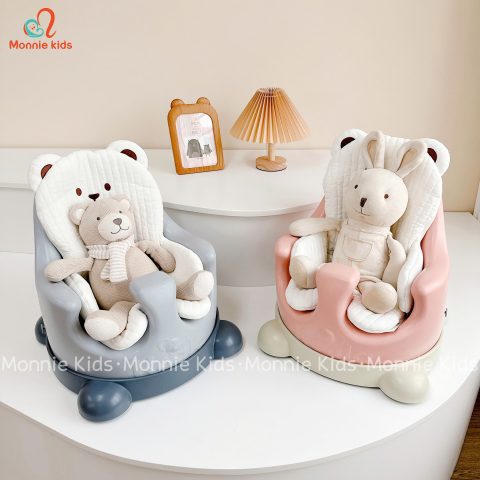 Bé vui vẻ trong ghế hơi tập ngồi an toàn, hỗ trợ cột sống non nớt